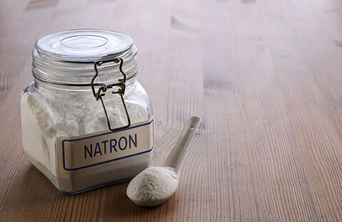 Natron, das bekannte Hausmittel gegen Sodbrennen, in Vorratsglas mit Löffel