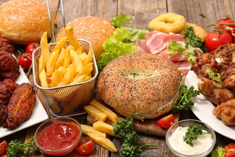 Fastfoodhaltige Lebensmittel, die häufig Sodbrennen begünstigen