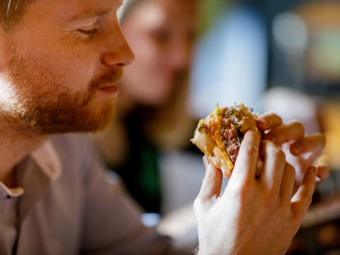 Mann isst Burger